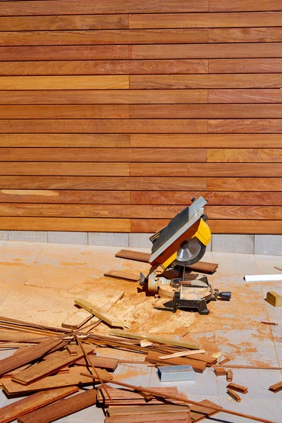 ΕΙΠΕ ξύλινος φράκτης εγκατάσταση ξυλουργός επιτραπέζιο πριόνι — Φωτογραφία Αρχείου