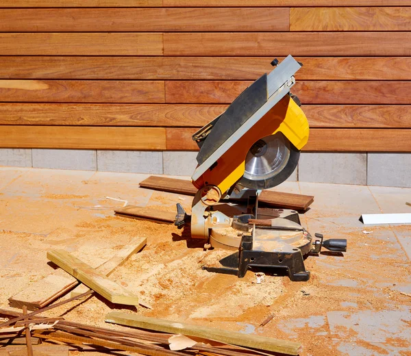 Ipe wood fence installation carpenter table saw — Stock Photo, Image