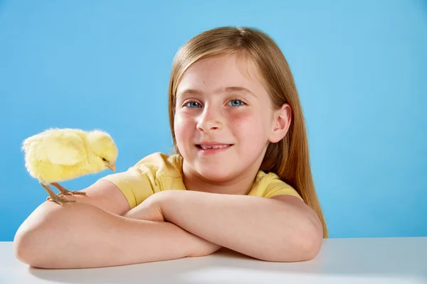 Enfant fille avec des poussins jouant sur bleu — Photo