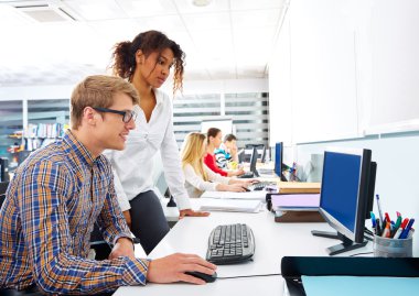 iş insanlar genç multi etnik bilgisayar masası