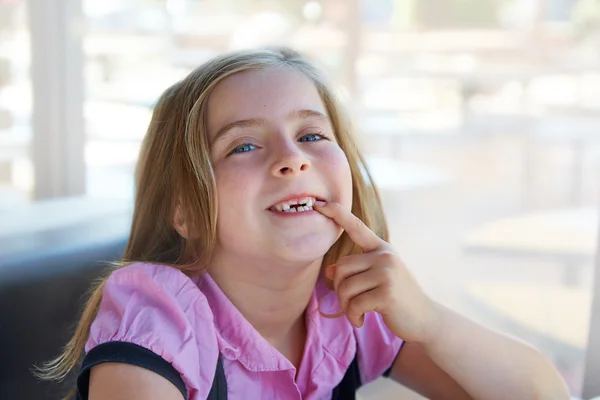 Loira menina criança feliz mostrando seus dentes recortados — Fotografia de Stock