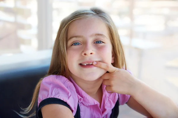 Loira menina criança feliz mostrando seus dentes recortados — Fotografia de Stock