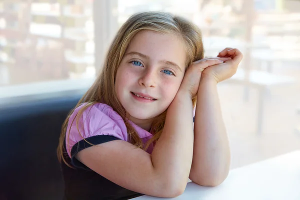 Rubio relajado niño feliz niña expresión ojos azules — Foto de Stock