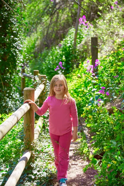 Kid flicka i våren spår i cuenca skog av Spanien — Stockfoto