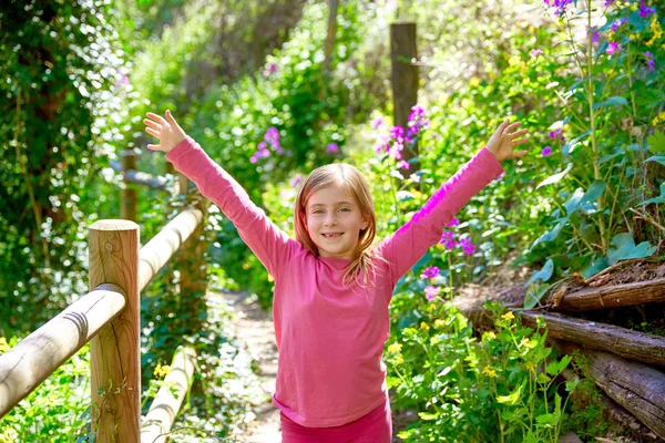 Bambina in pista di primavera nella foresta di Cuenca in Spagna — Foto Stock