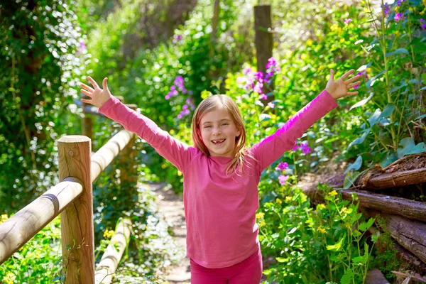 Bambina in pista di primavera nella foresta di Cuenca in Spagna — Foto Stock