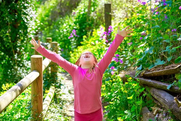 Kid flicka i våren spår i cuenca skog av Spanien — Stockfoto