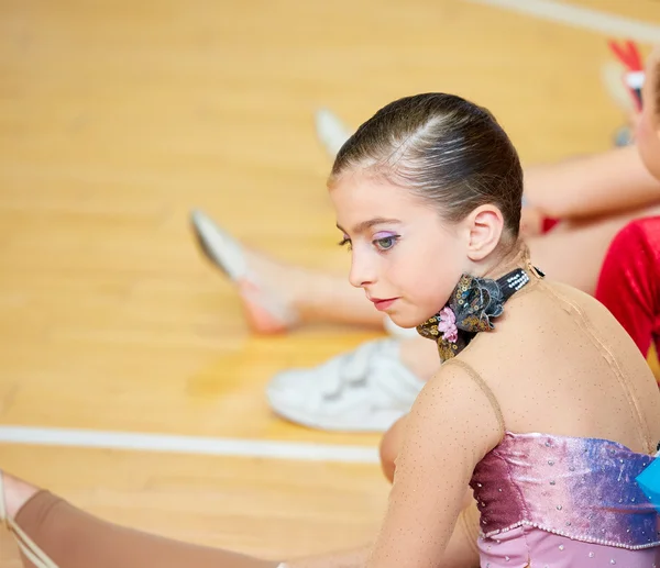 Criança menina rítmica ginástica no deck de madeira — Fotografia de Stock