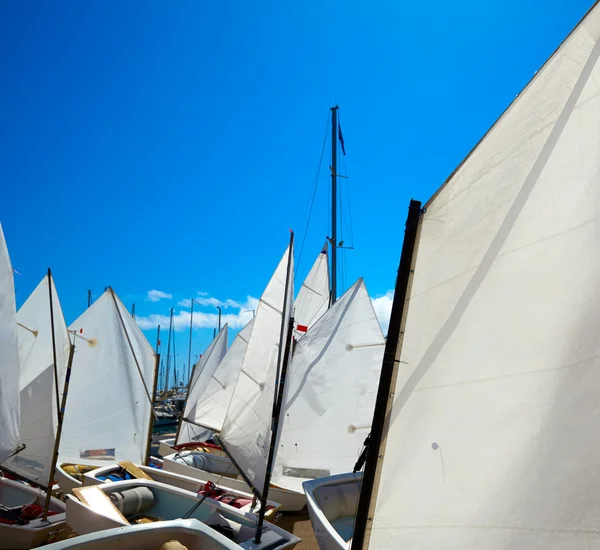 Escola de veleiros com texturas de vela no céu azul — Fotografia de Stock
