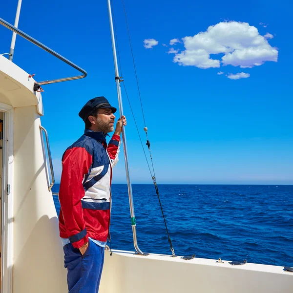 Skägg sailor man segla havet i en båt kapten mössa — Stockfoto