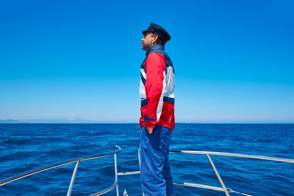 Bart Matrosenmütze Mann Segeln Meer Ozean in einem Boot — Stockfoto