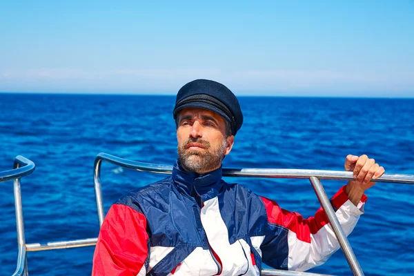 Γενειάδα ναυτικός ο άνθρωπος καπάκι ιστιοπλοΐα ωκεανός στη θάλασσα σε μια βάρκα — Φωτογραφία Αρχείου