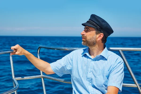 Barba marinero gorra hombre vela mar océano en un barco —  Fotos de Stock