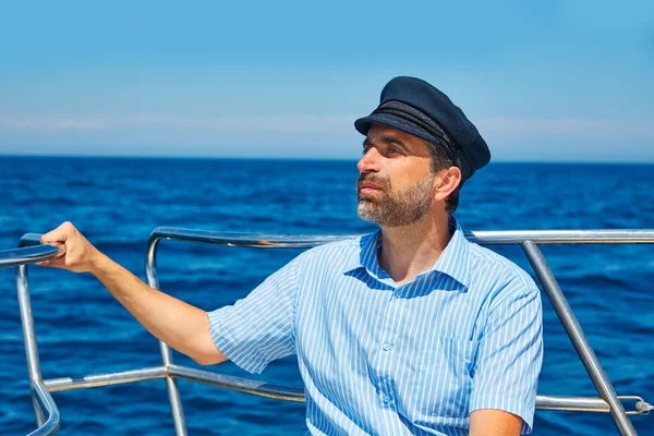 Skägg sjöman cap man seglar sjö hav i en båt — Stockfoto