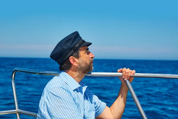 Vousy sailor cap muž plachtění moře oceánu v loďce — Stock fotografie