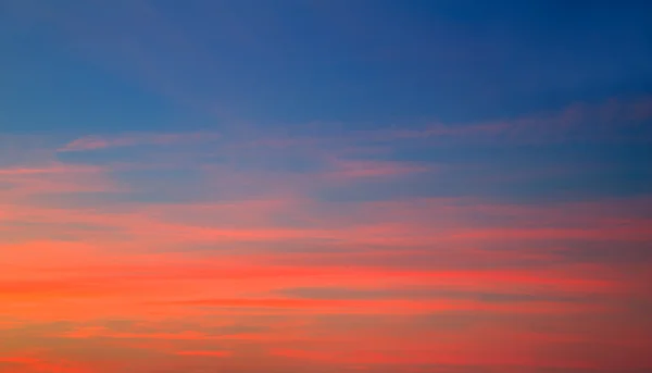 赤オレンジと青の背景の夕焼け空 — ストック写真