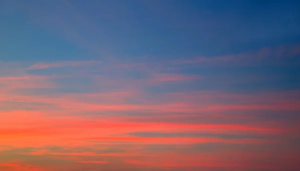 赤オレンジと青の背景の夕焼け空 — ストック写真