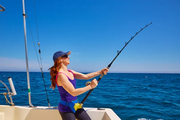 Belle femme fille canne à pêche trolling en bateau — Photo