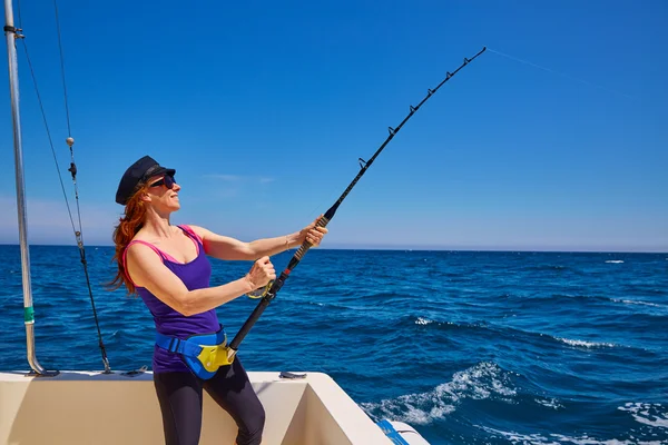 Mujer hermosa chica caña de pescar curricán en barco —  Fotos de Stock