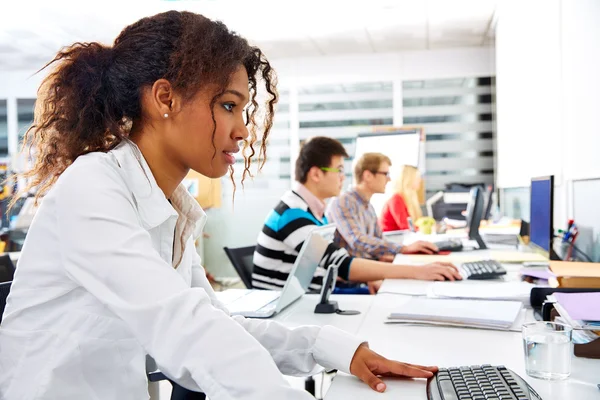 Afrikanische Geschäftsfrau junge Büro mit Computer — Stockfoto