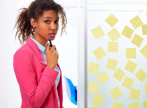 Afrikanska etniska verkställande med klistermärken i office — Stockfoto