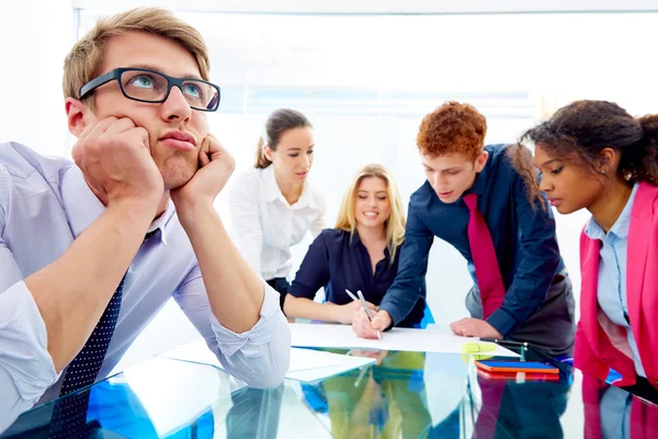 Verveeld jonge uitvoerende gebaar multi etnische vergadering — Stockfoto