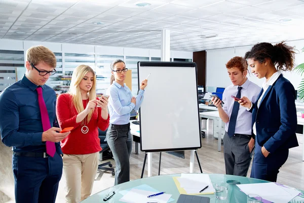 Donna presentazione persone distratte con il telefono — Foto Stock