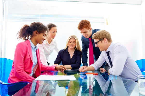 Trabajo en equipo multiétnico de jóvenes empresarios — Foto de Stock