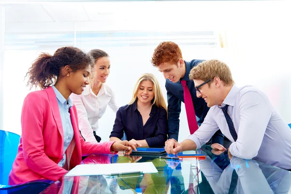 Trabalho em equipe multi étnico de jovens empresários — Fotografia de Stock