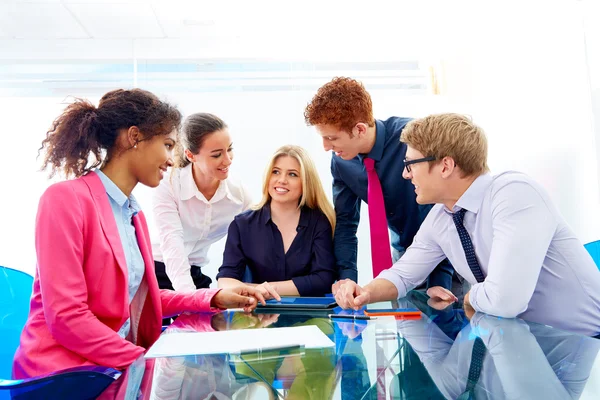 Multiethnische Teamarbeit junger Geschäftsleute — Stockfoto