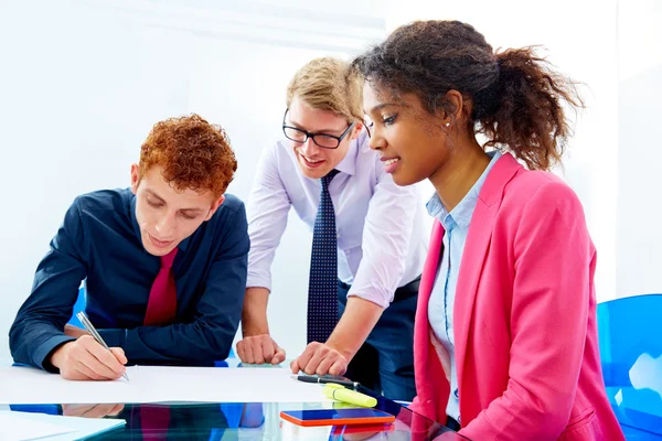 Multi-etnische teamwork van jonge zakenlui — Stockfoto