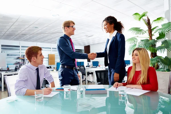 Executiva handshake pessoas de negócios na reunião — Fotografia de Stock