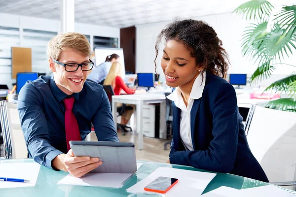 Multi etnico uomini d'affari lavoro di squadra touch pad — Foto Stock