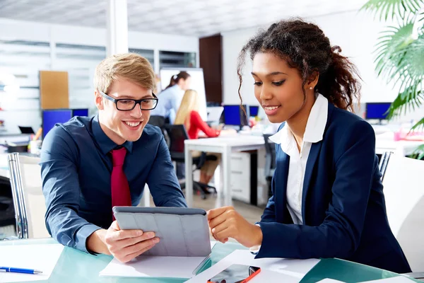 Multi etniska business folk lagarbete touch pad — Stockfoto