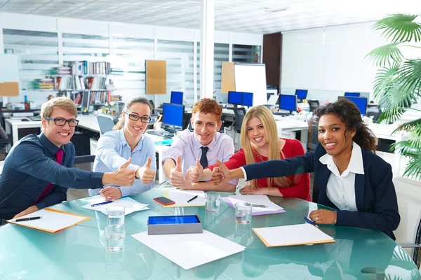 Multi-etnische zakelijke bijeenkomst duimschroef opwaarts gebaar — Stockfoto