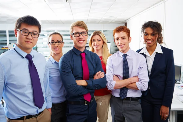 Equipo empresarial jóvenes de pie multiétnico —  Fotos de Stock