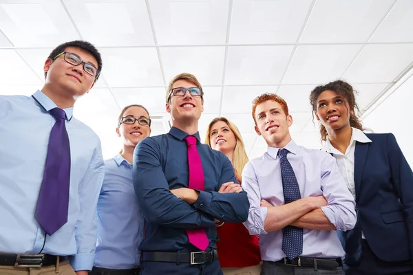 Equipo empresarial jóvenes de pie multiétnico —  Fotos de Stock