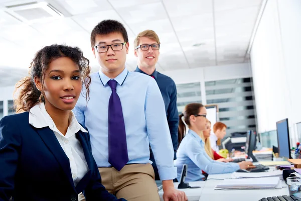 Geschäftsteam junge Leute multiethnische Teamarbeit — Stockfoto