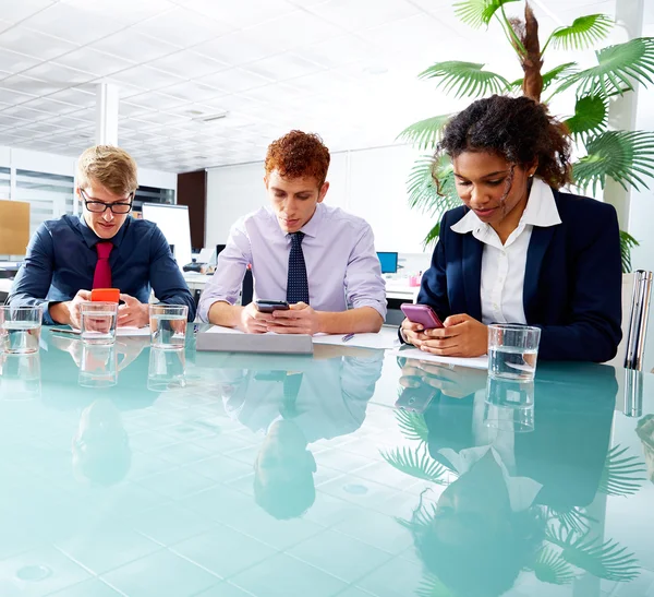 Geschäftsleute spielen mit Smartphones — Stockfoto