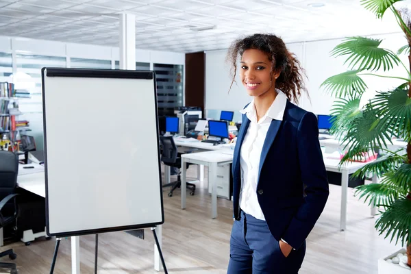 Afrikanische ethnische Frau mit Präsentationstafel — Stockfoto