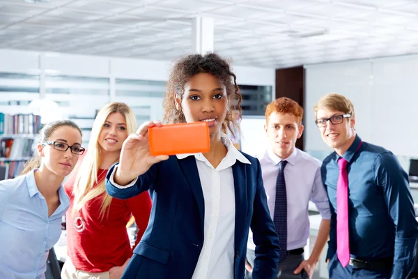 Africano joven ejecutivo selfy equipo multiétnico — Foto de Stock