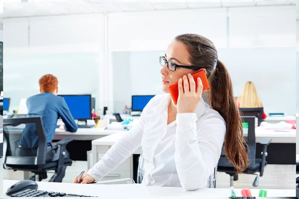 Morena gafas mujer de negocios trabajando en la oficina —  Fotos de Stock