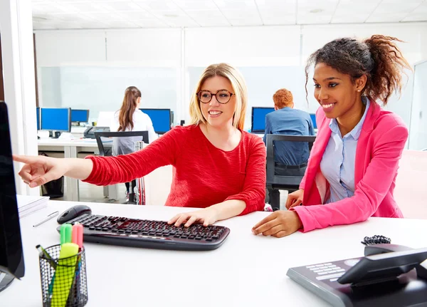 Affärskvinnor team som arbetar vid offce skrivbord — Stockfoto