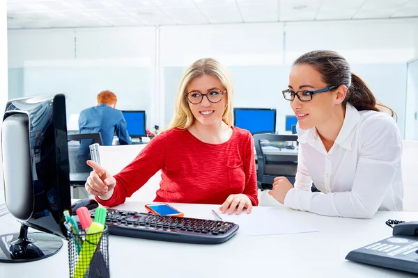 Affärskvinnor team som arbetar vid offce skrivbord — Stockfoto