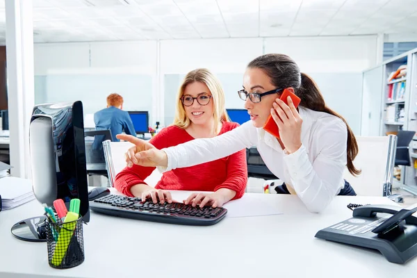 Unternehmerinnen arbeiten am Schreibtisch — Stockfoto