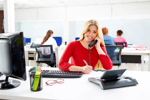 Femme d'affaires blonde au bureau de travail du centre d'appels — Photo