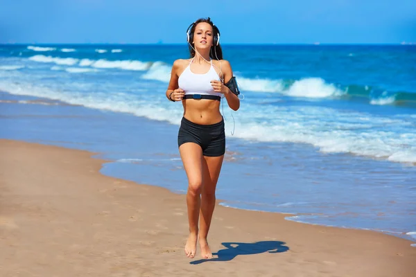 Bella ragazza bruna che corre in una spiaggia estiva — Foto Stock