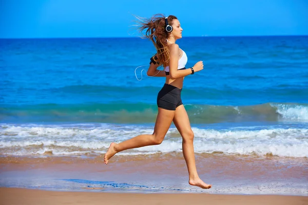 Menina morena bonita correndo em uma praia de verão — Fotografia de Stock