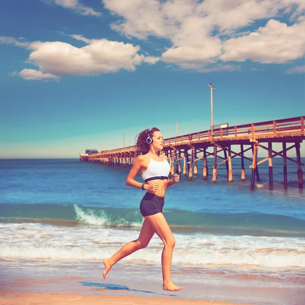 Menina morena bonita correndo na praia da Califórnia — Fotografia de Stock