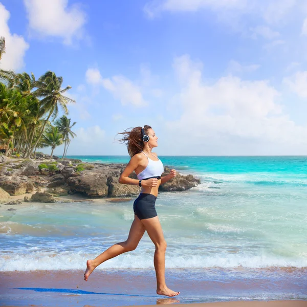 Vacker brunett flicka kör i caribbean beach — Stockfoto